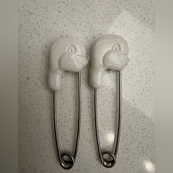 Set of 2 Vintage White Chic-a-dee Diaper Pins Baby Chicks Birds - Picture 3 of 7
